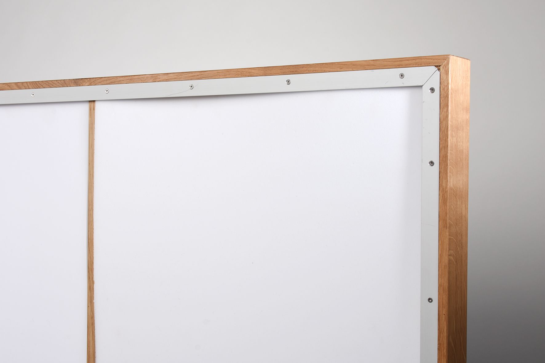 Rückseite im Detail: Aluminium-Aufhängschiene entlang der oberen Rahmenkante.