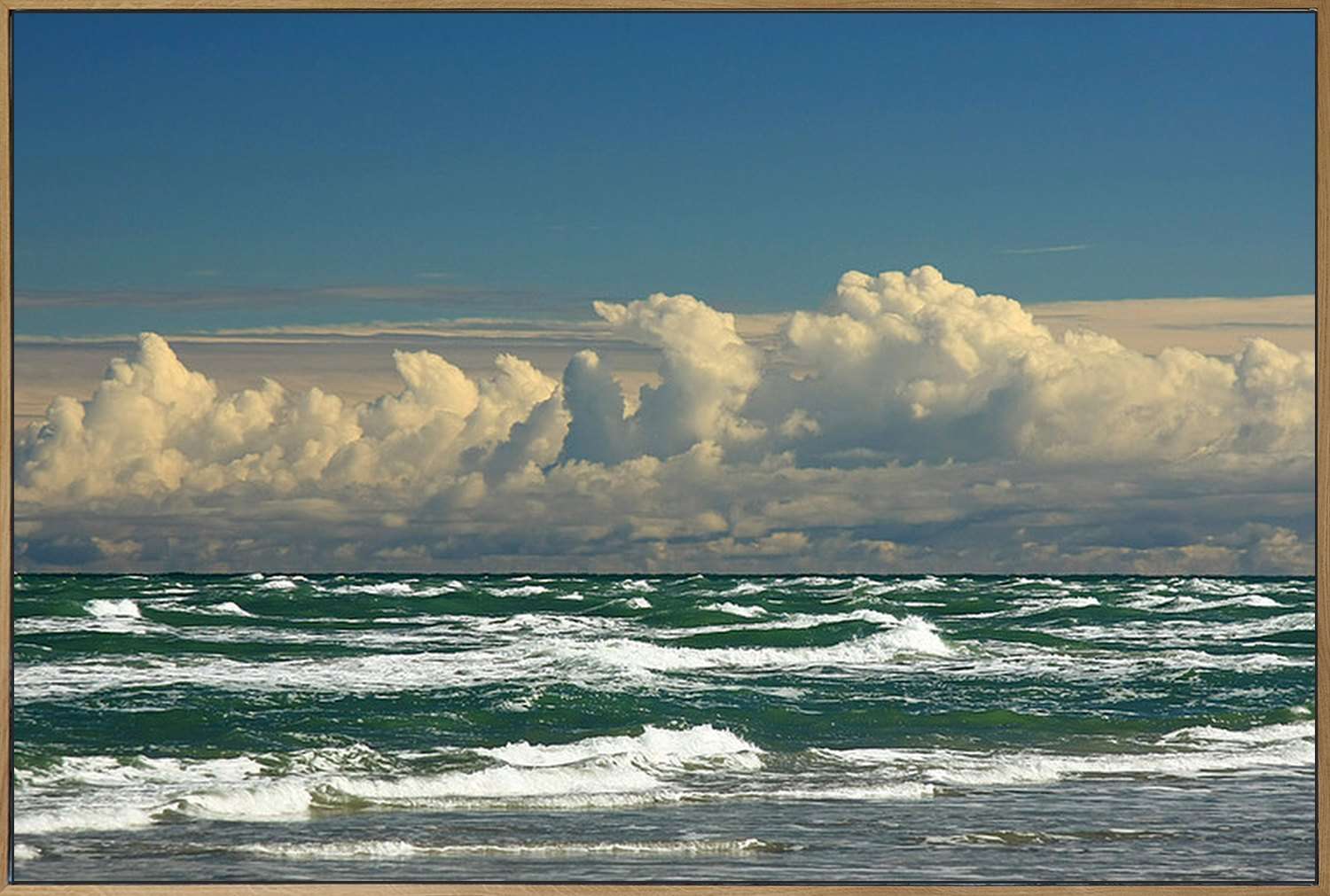 Akustikbild im Eichenrahmen, frontal, Motiv: bewegte grüne See unter hohen Wolken bei Skagen.
